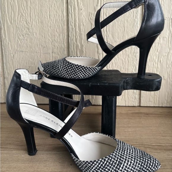 Anne Klein Iflex Heels with a Black and white tweed pattern and criss-cross stra - Picture 6 of 11